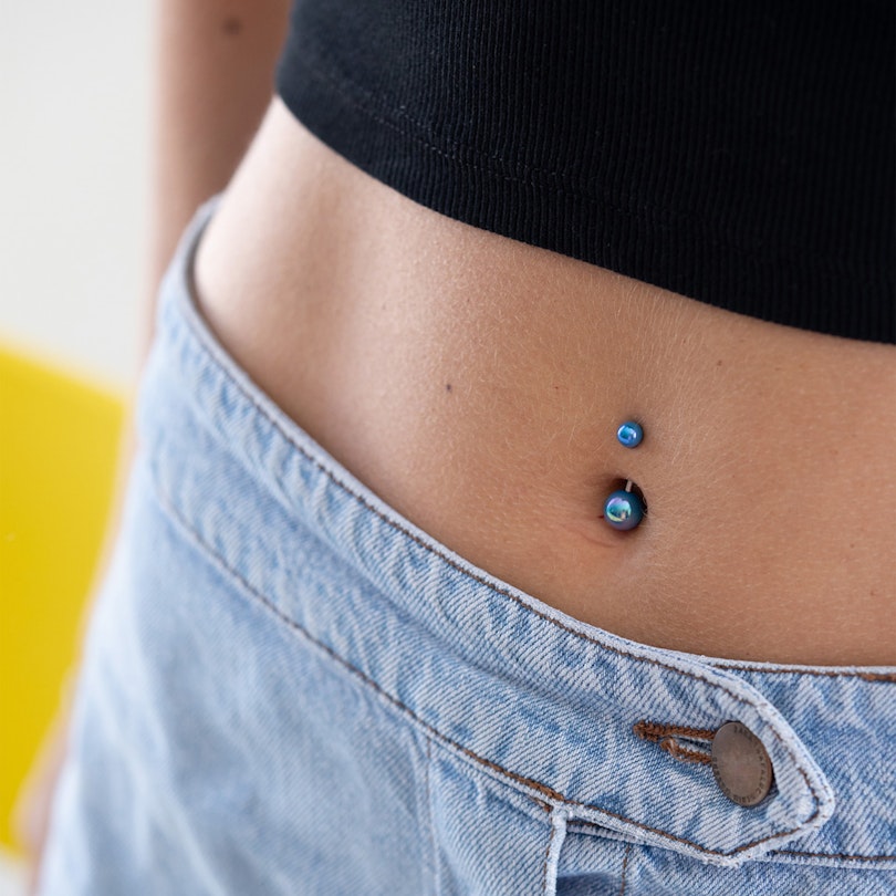 Belly button ring with metallic look balls
