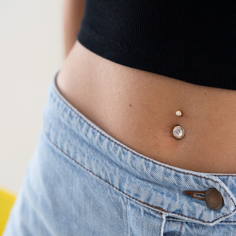 Belly button ring with faceted bottom stone