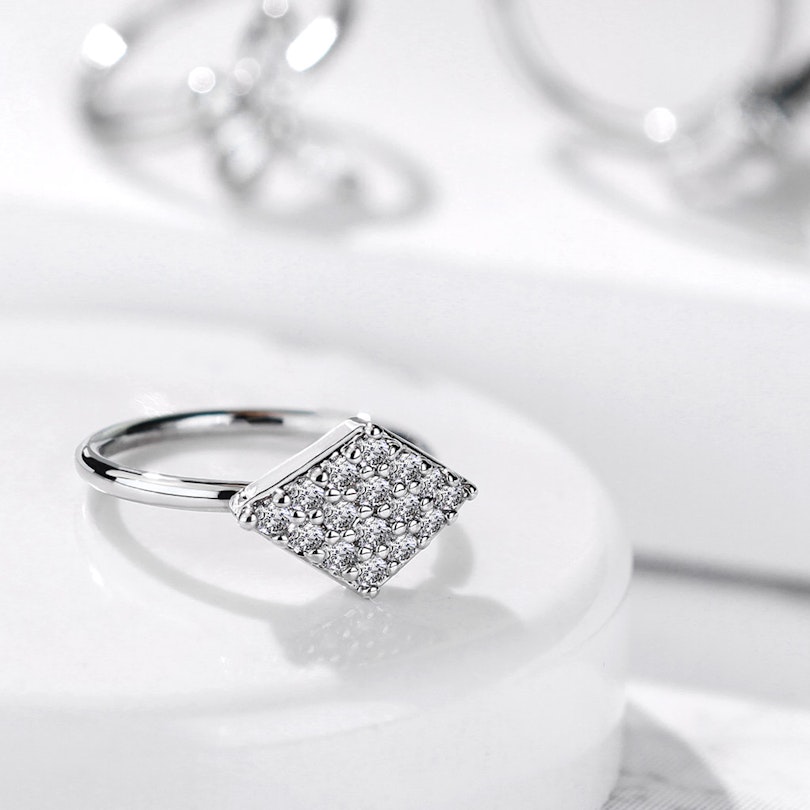 Ring with diamond-shaped design on the side