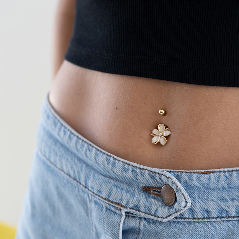 Belly button ring with flower