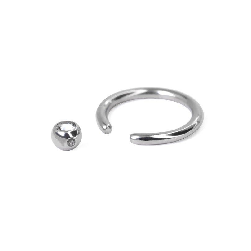 Captive bead ring made of titanium with gemstone