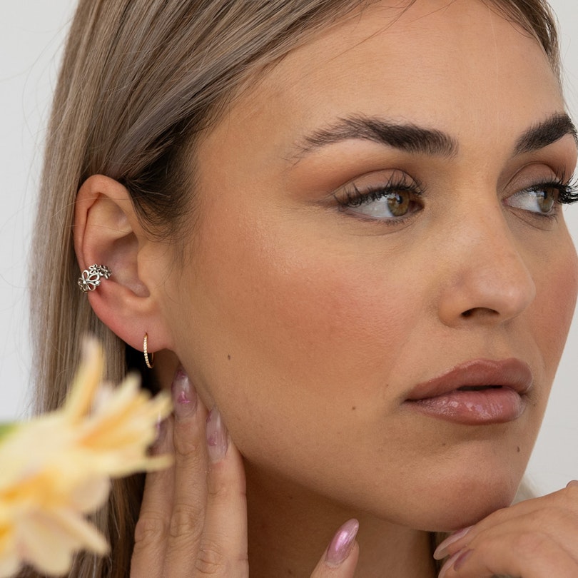 Ear cuff with flowers in surgical steel