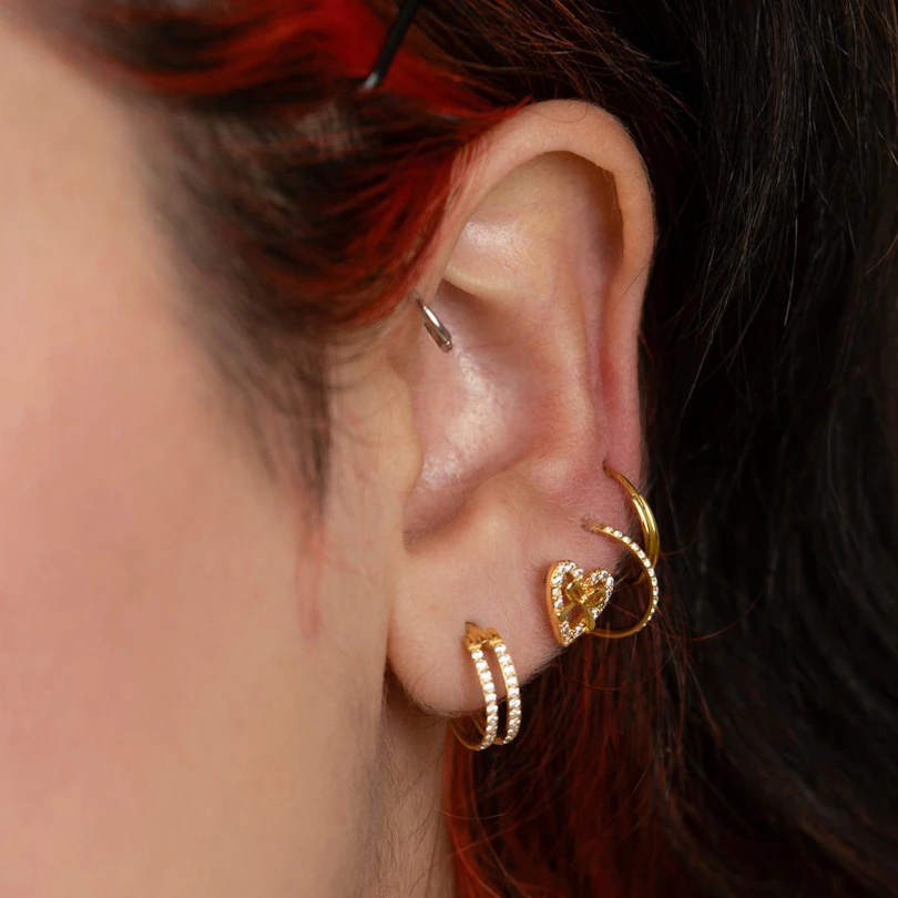 Internally threaded labret with heart and bow