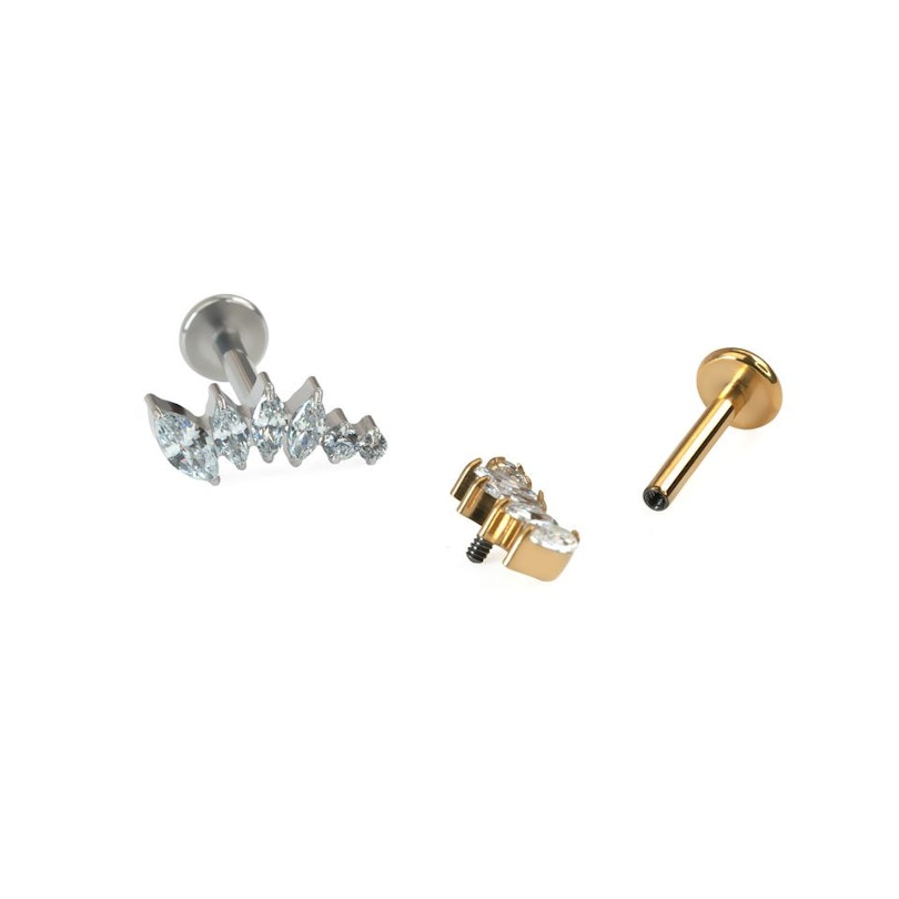 Curved titanium labret with stones in decreasing sizes Piercings