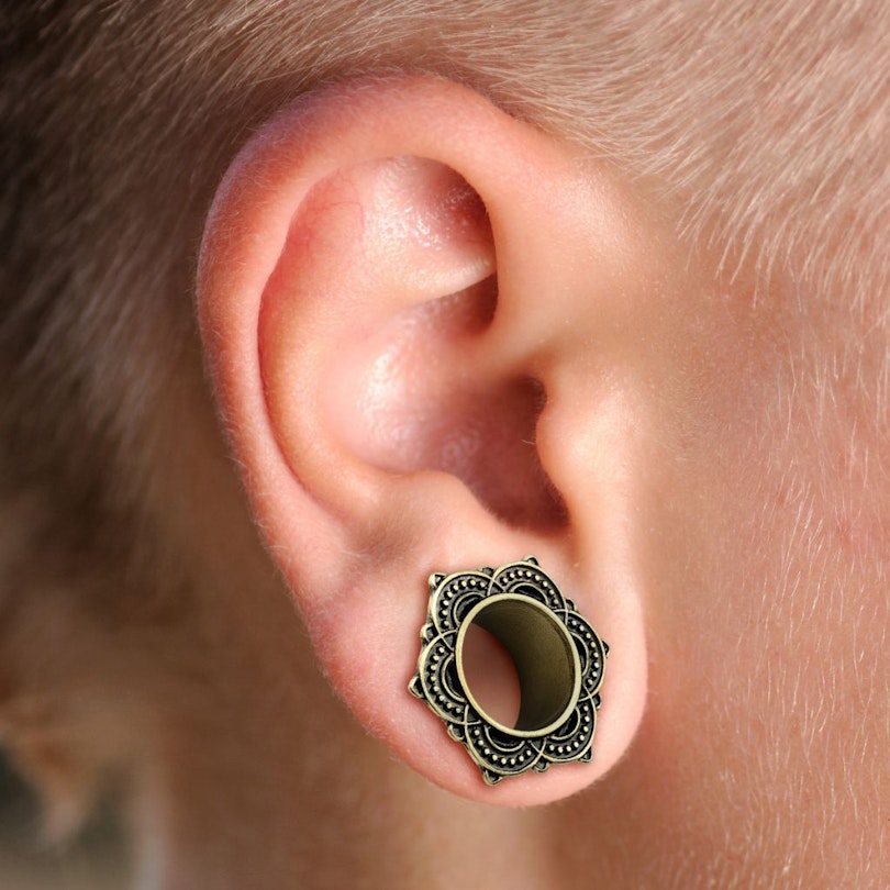 Tunnel with antique look and rose of sharon Piercings