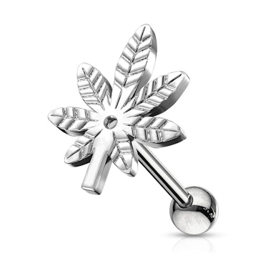 Piercing αυτιού με φύλλο κάνναβης