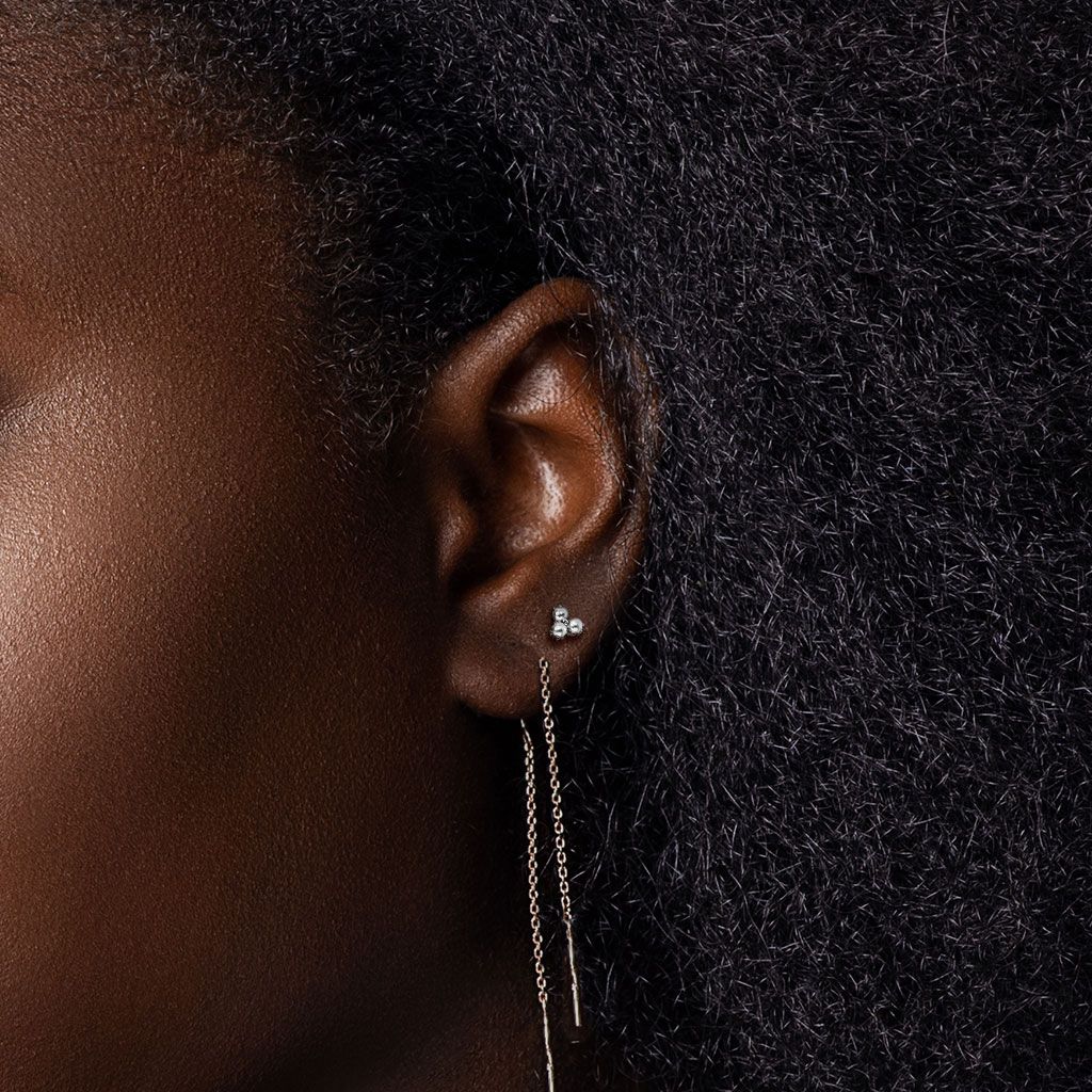 Delicate labret with trio of synthetic pearls