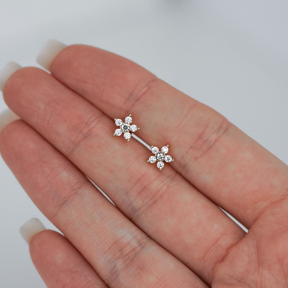 Labret internally threaded with studded flower