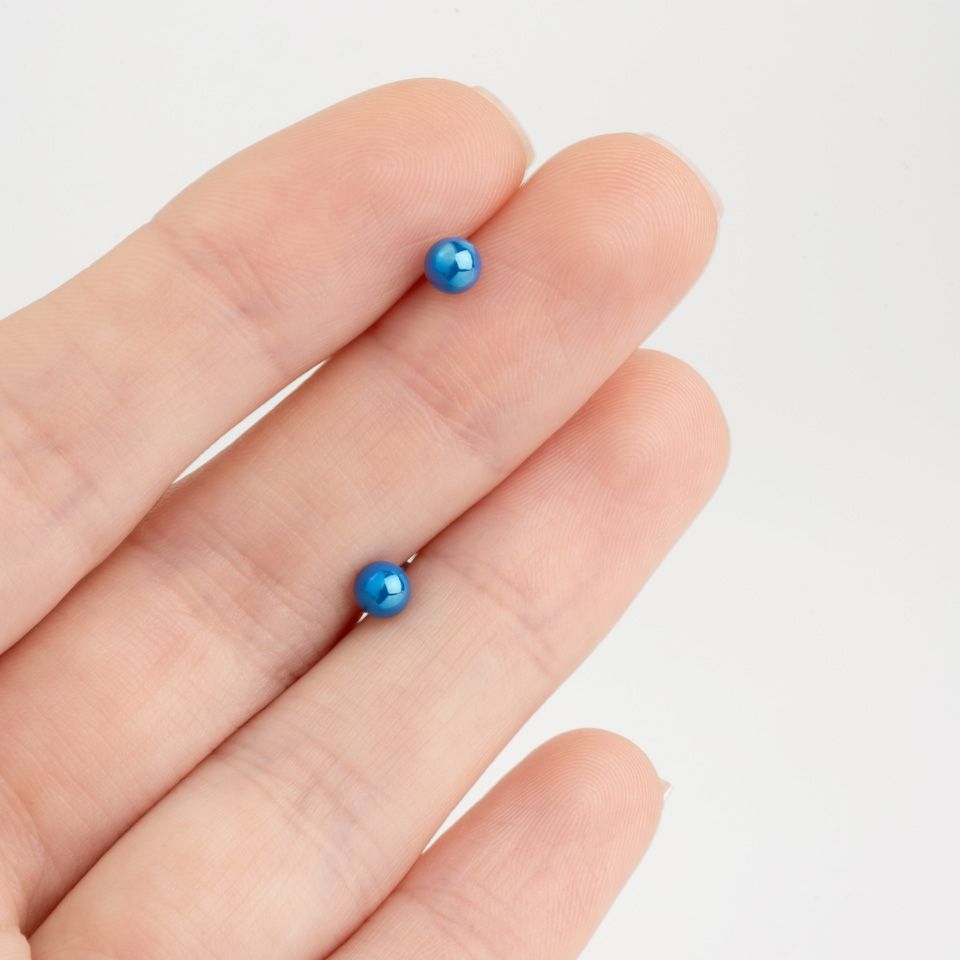 Labret with metallic ball