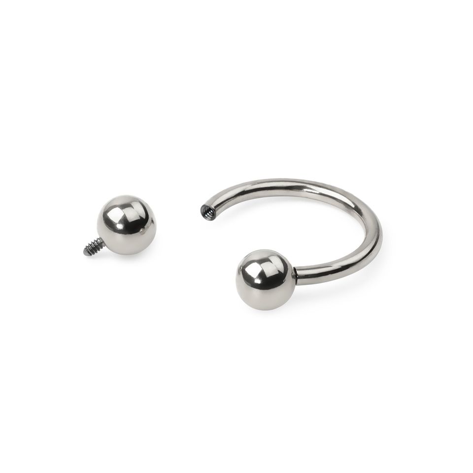 Circular barbell internally threaded made of titanium