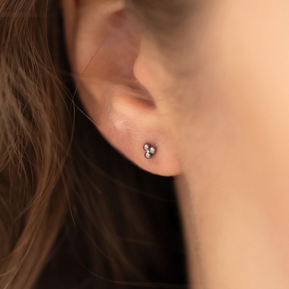 Titanium push-in labret with triangular ball cluster top