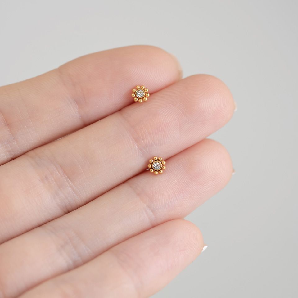 Labret internally threaded with tiny beads