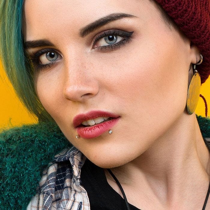Labret με βιοπλαστική ράβδο και ατόφιο 14Κ χρυσό κόσμημα στην κορυφή