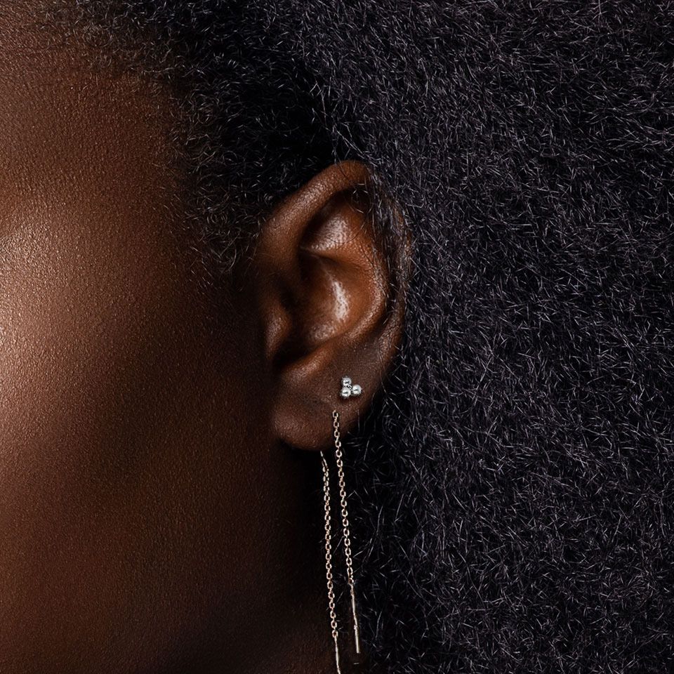 Ντελικάτο labret με ένα τρίο από συνθετικές πέρλες