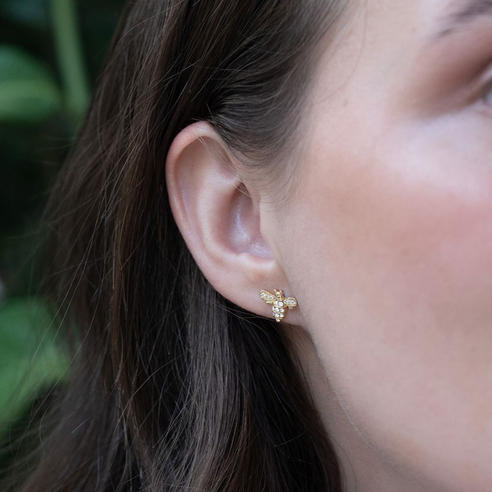 Labret internally threaded with studded bee