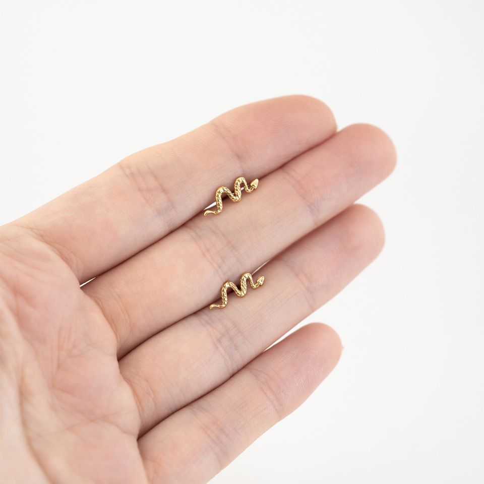 Push-in titanium labret with a snake