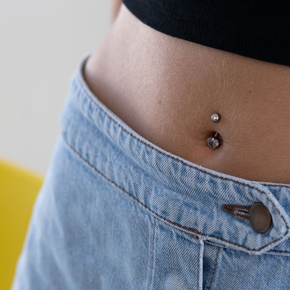 Belly button ring with bottom heart-shaped gem