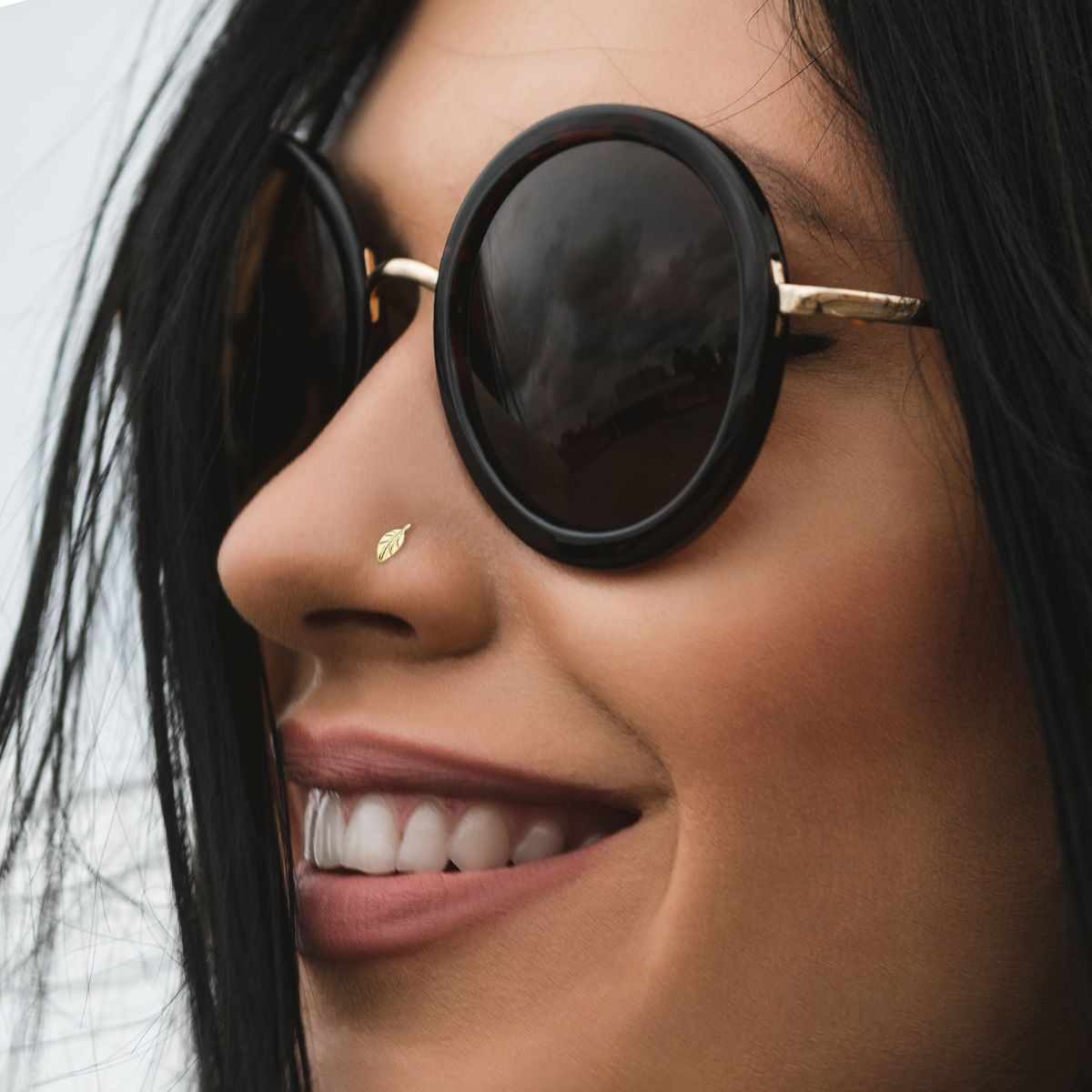 Nose screw made of solid 14k gold with leaf
