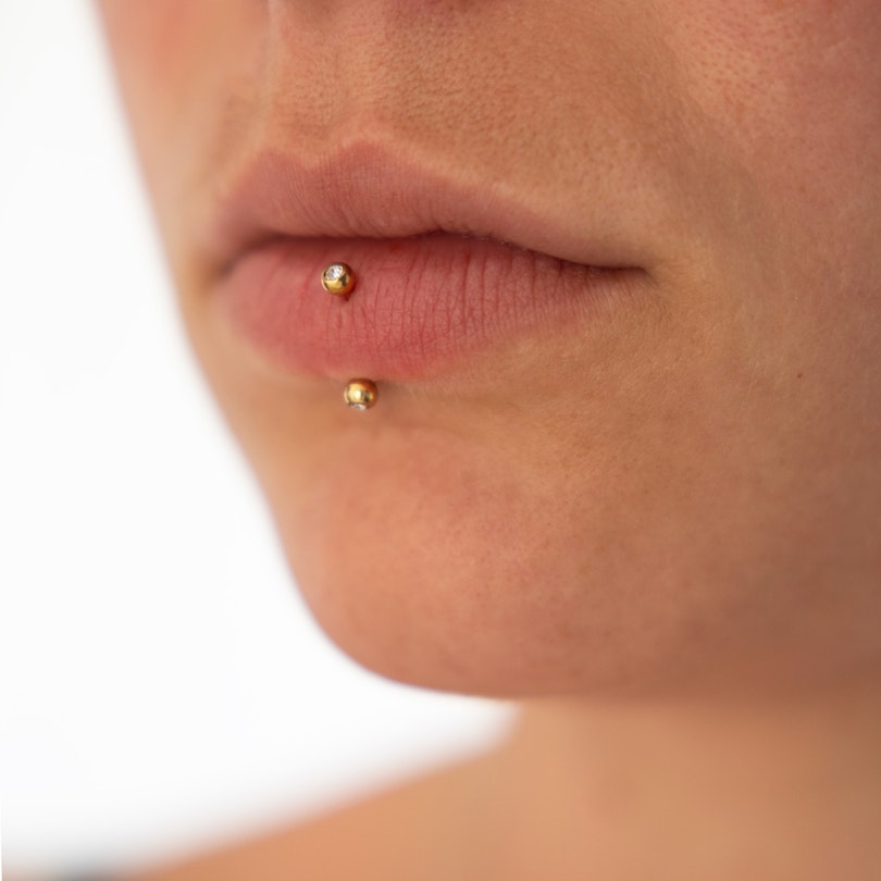 Curved barbell gold-plated with gems Piercing Jewelry