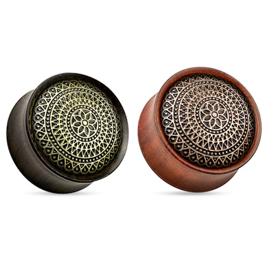 Plug made of wood with lattice pattern