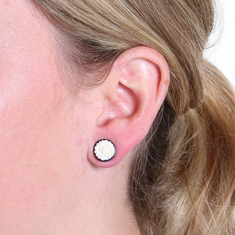 Plug made of horn with hand-carved bone four-leaf flower Body Piercing