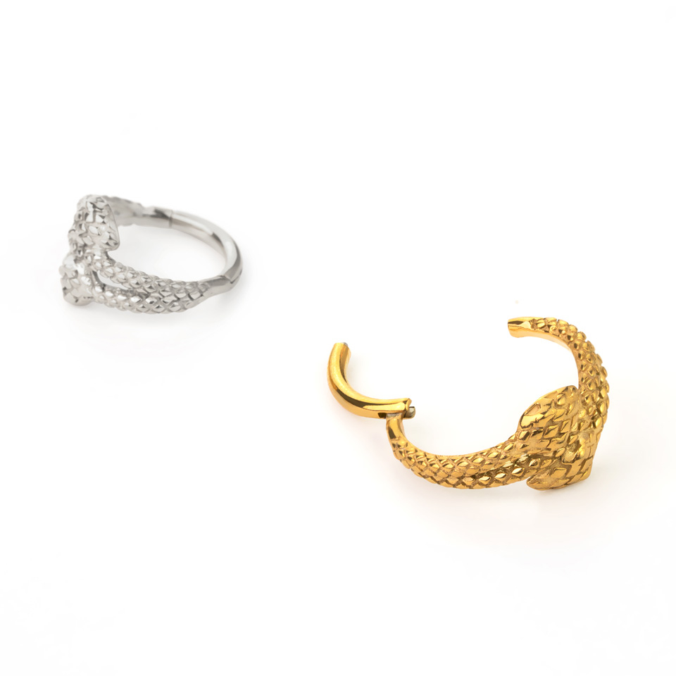 Hinged segment ring with double snake head Piercing
