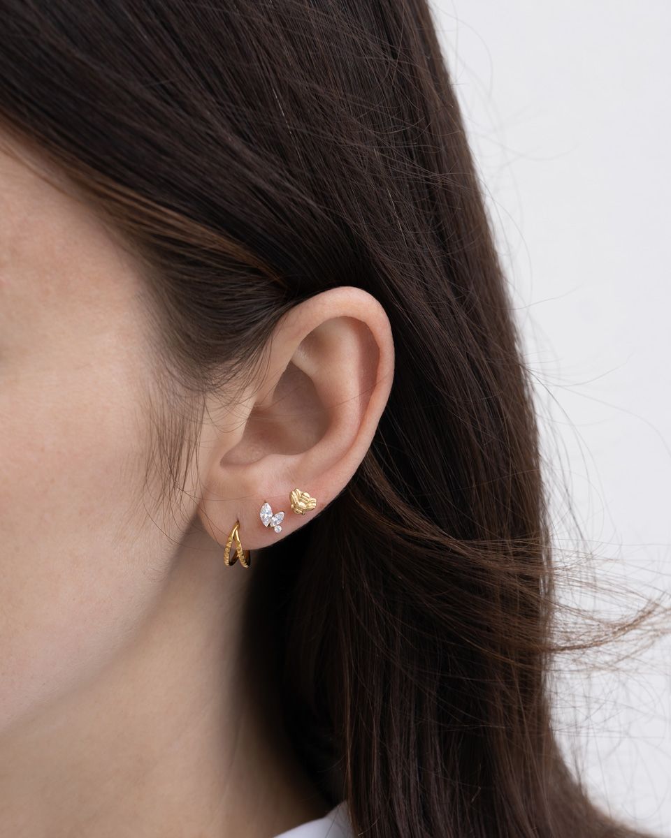 Titanium labret internally threaded with bee design on top