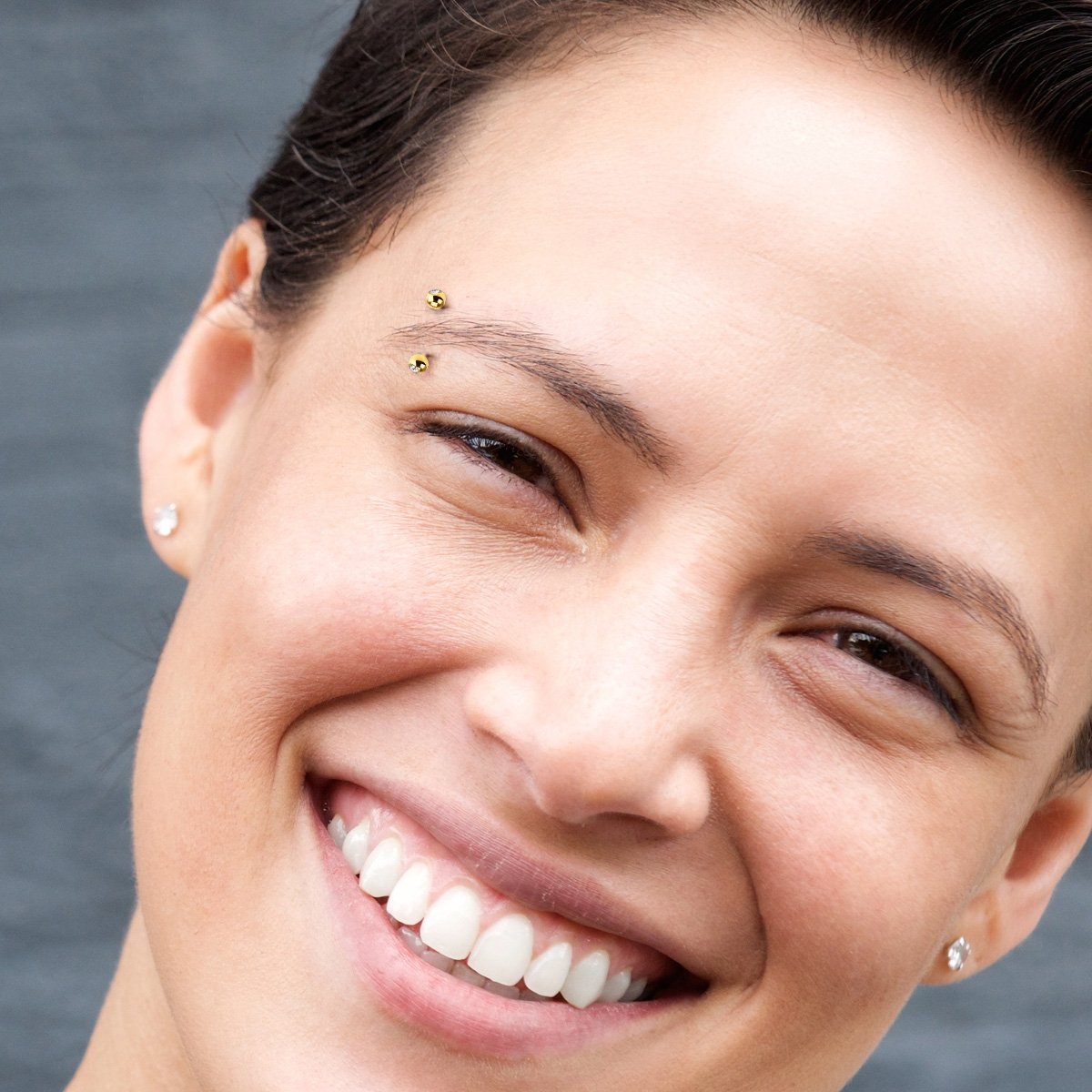 Curved barbell gold-plated with gems