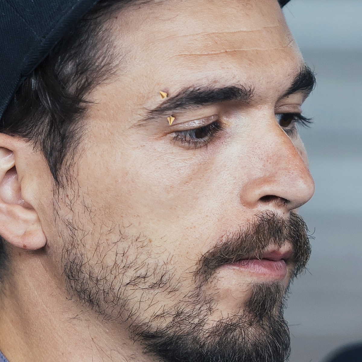 Curved barbell gold-plated with spikes