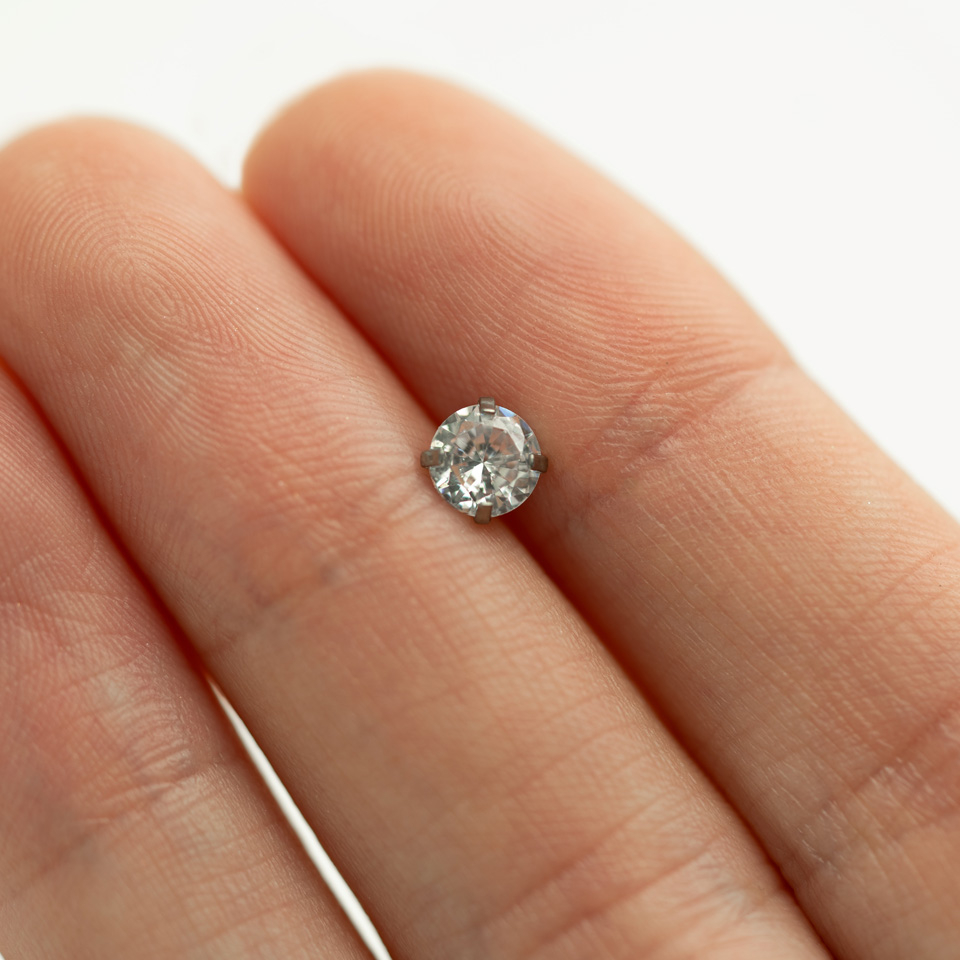 Dermal top jewelry with large gem
