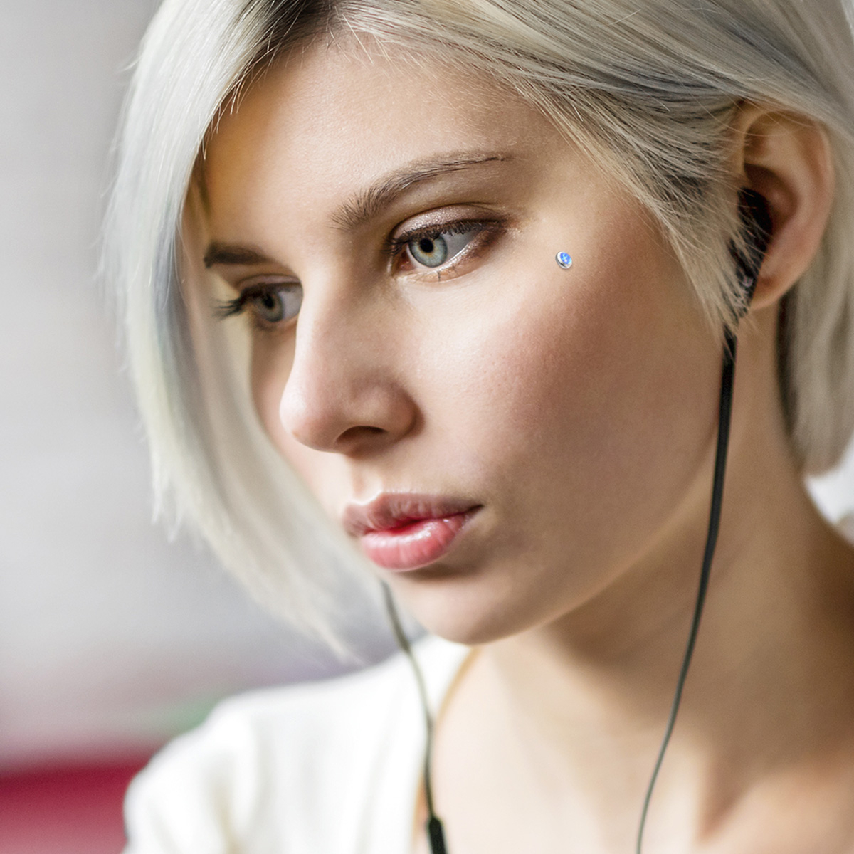 Flat dermal top jewelry with opal stone