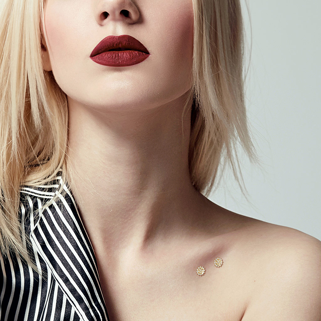 Dermal top made of 14k gold with flower charm