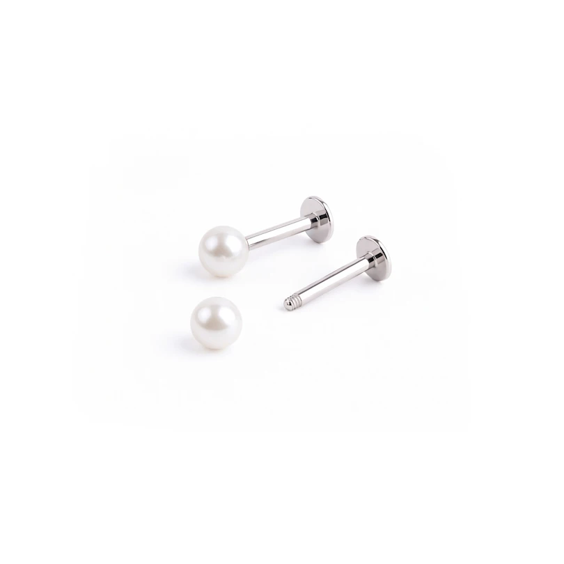 Labret with metallic ball