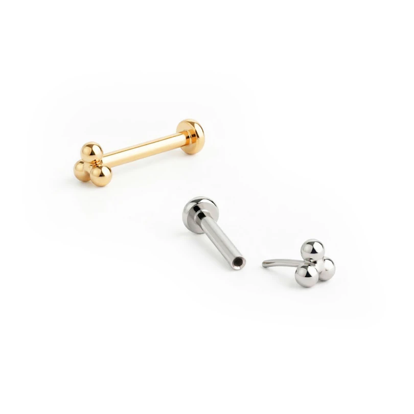 Push-in labret από τιτάνιο με τρίγωνο σύμπλεγμα από μπίλιες στην κορυφή