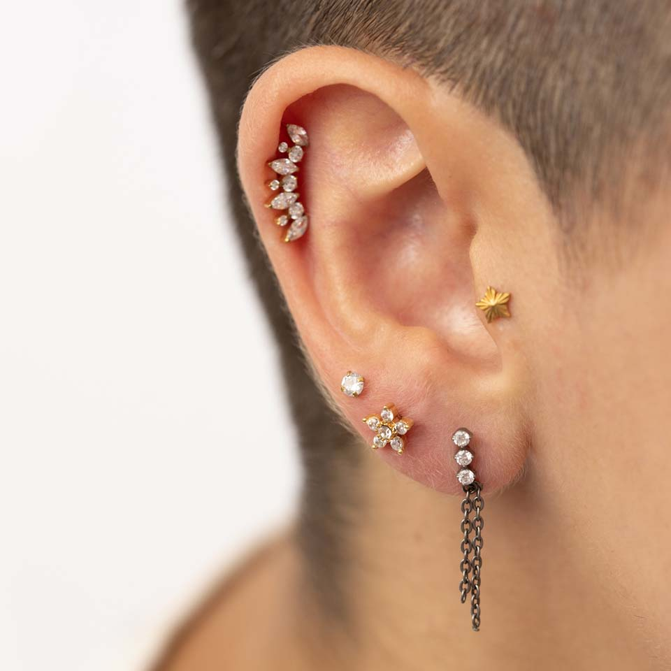 Labret internally threaded with studded flower