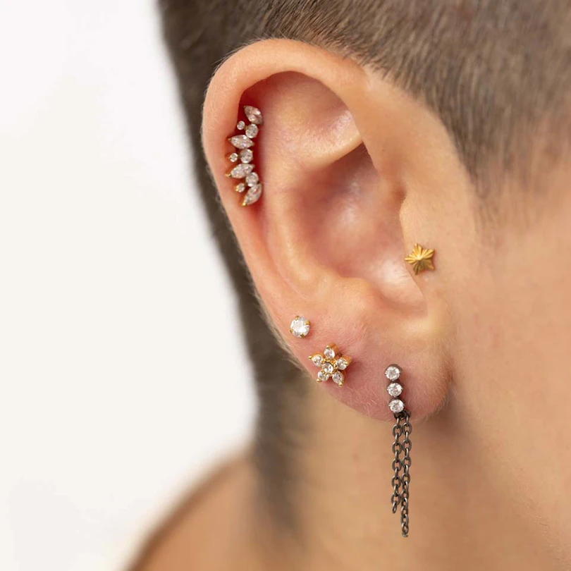 Labret internally threaded with studded flower