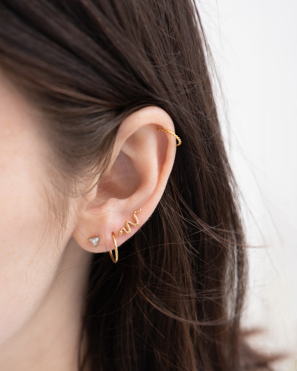 Titanium labret internally threaded with triangle stone