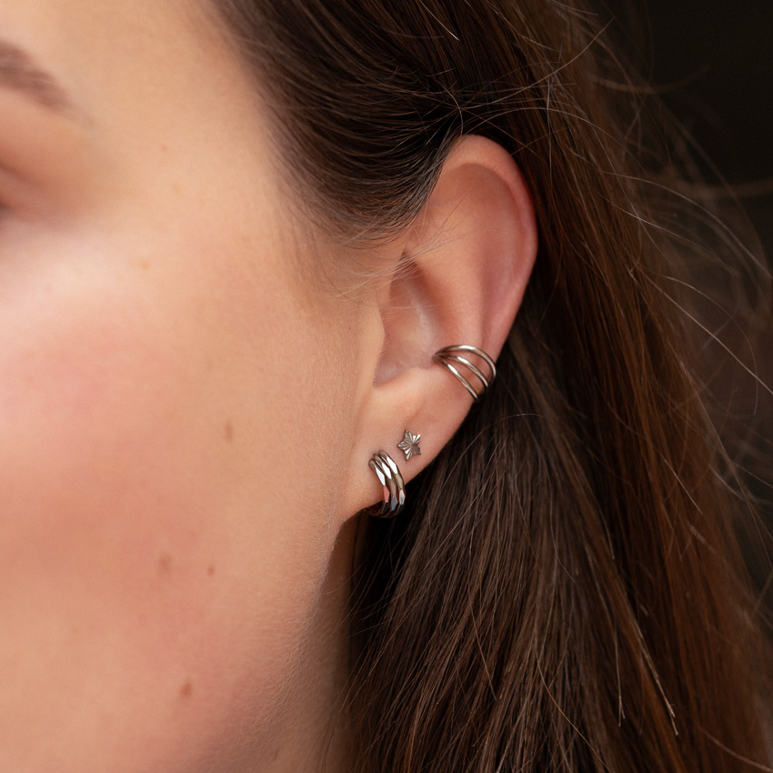 Star shaped titanium labret with textured pattern