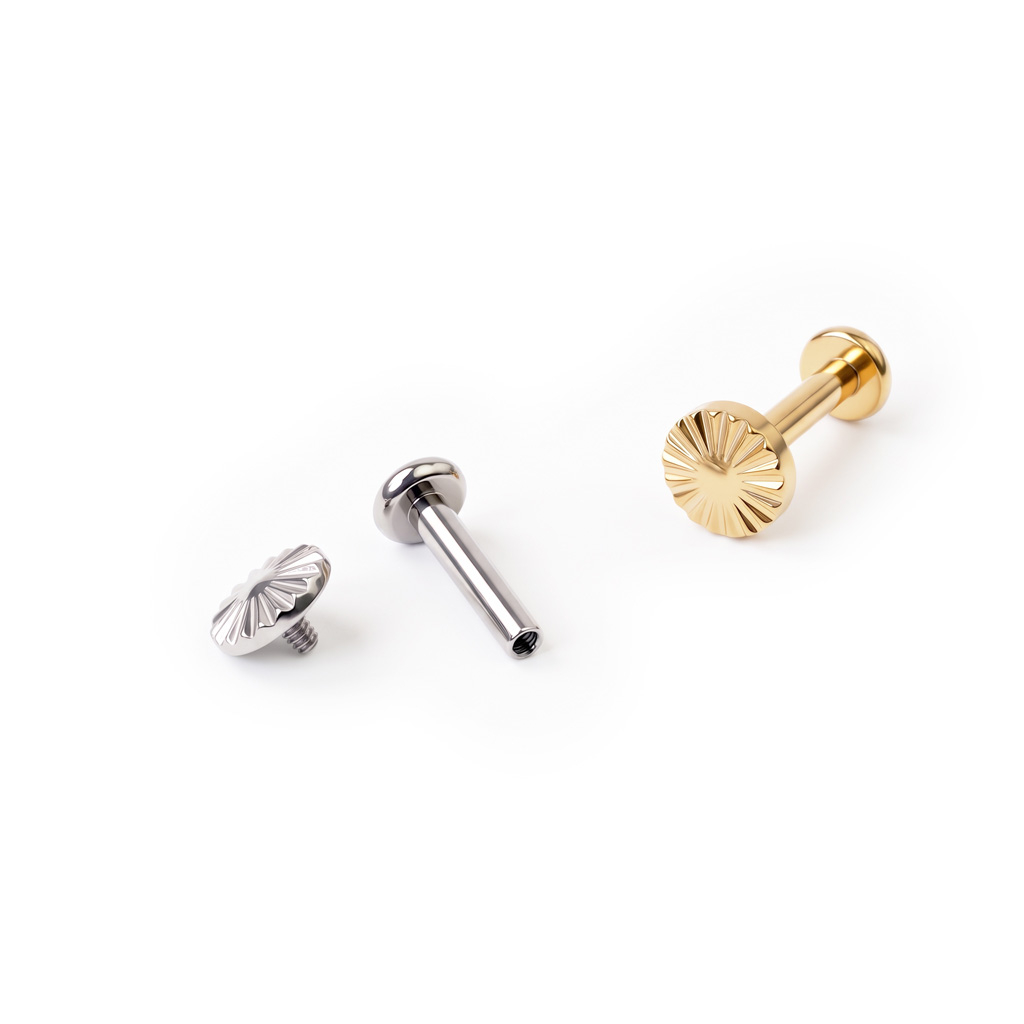 Striking titanium labret with diamond cut top