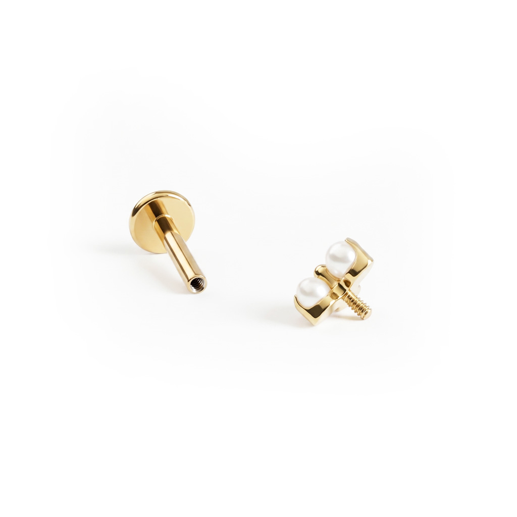 Elegantni labret od titanija s tri bisera