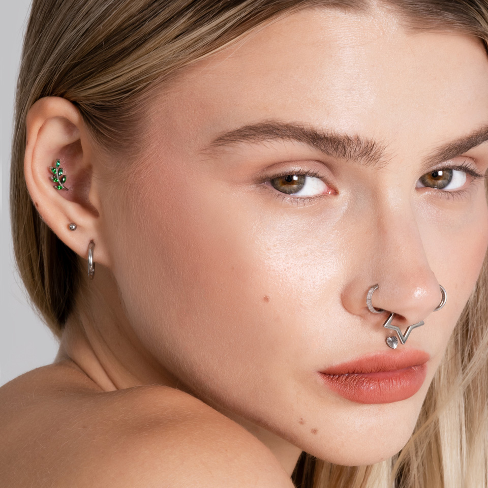 Leaf labret in titanium with gem stones