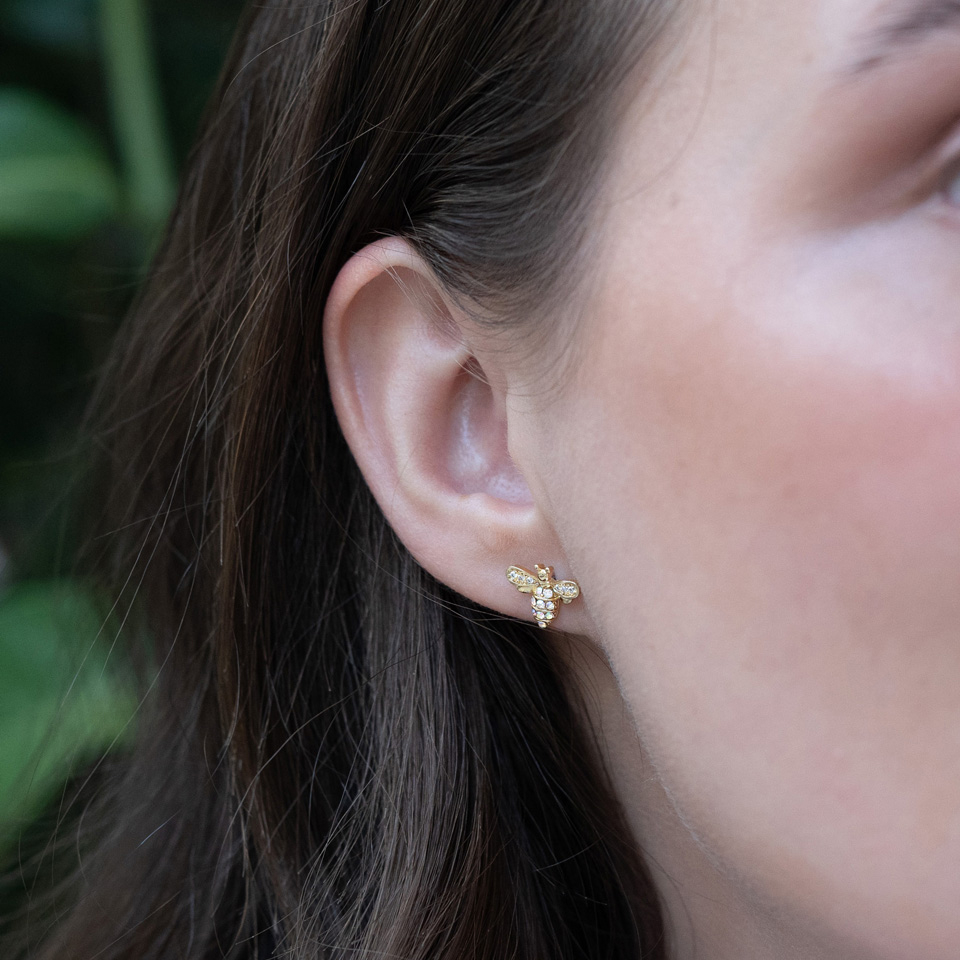 Labret internally threaded with studded bee