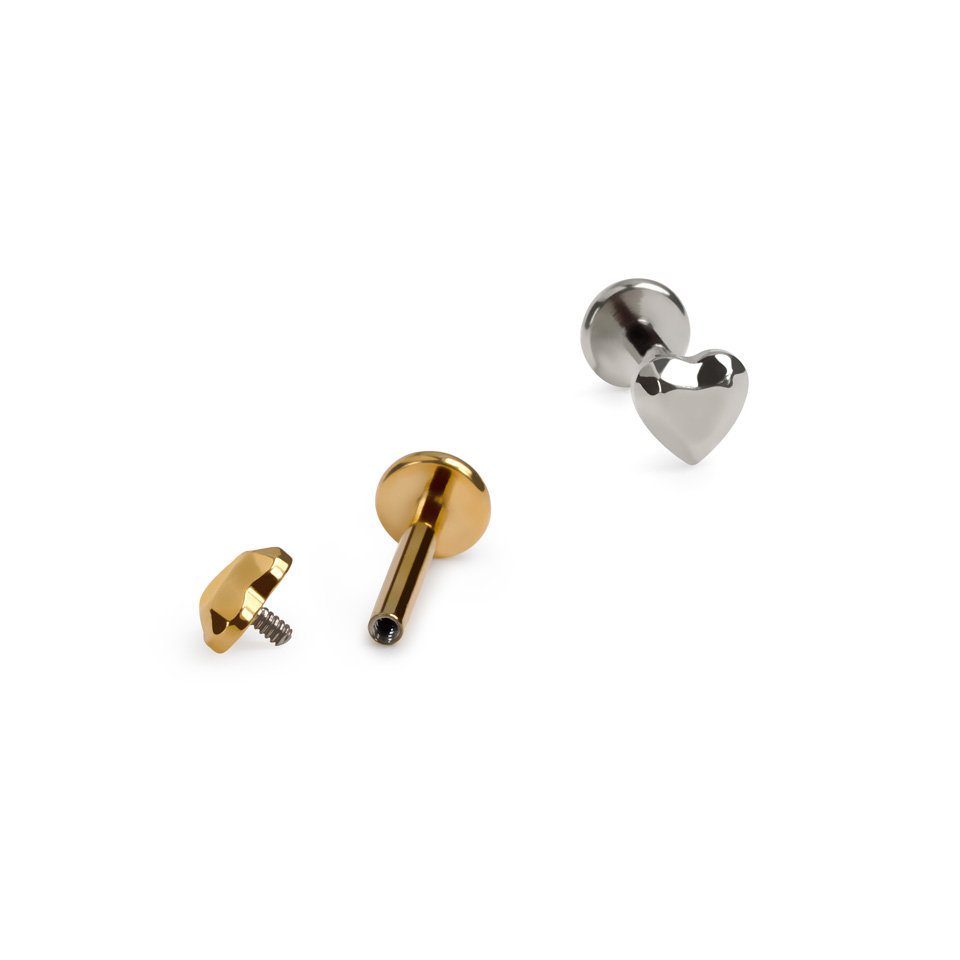 Labret iz titana s srcem z več fasetami