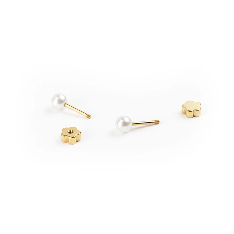 Pearl earrings pair with cute flower backs