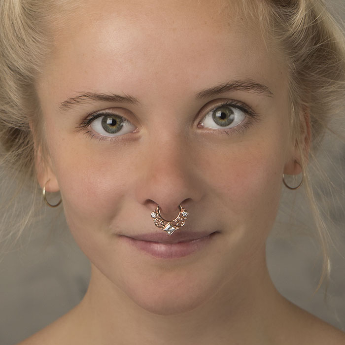 Septum clicker with twists and square stone