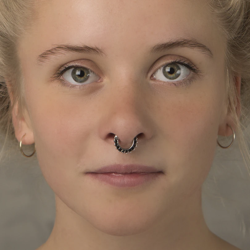 Septum clicker with studded edge