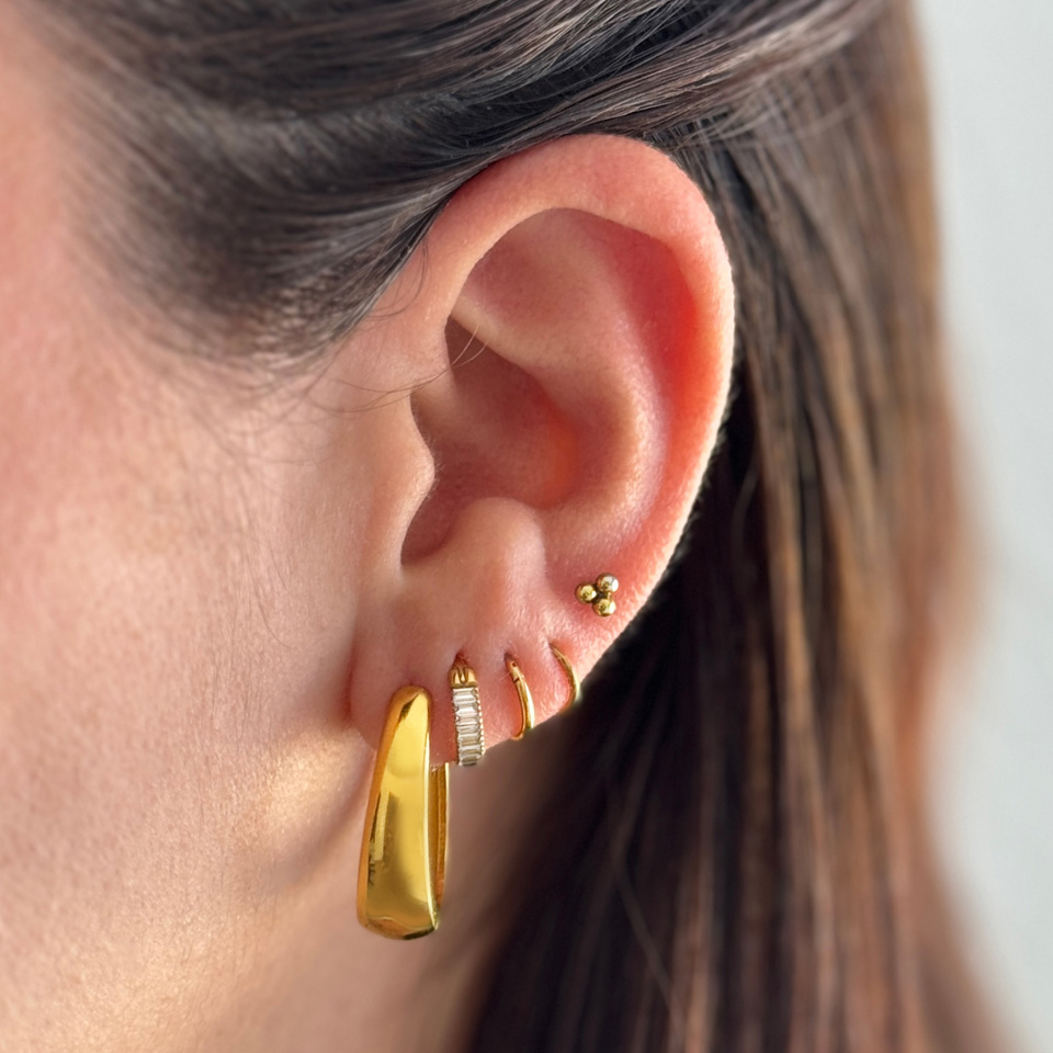 Pair of oval hoop earrings