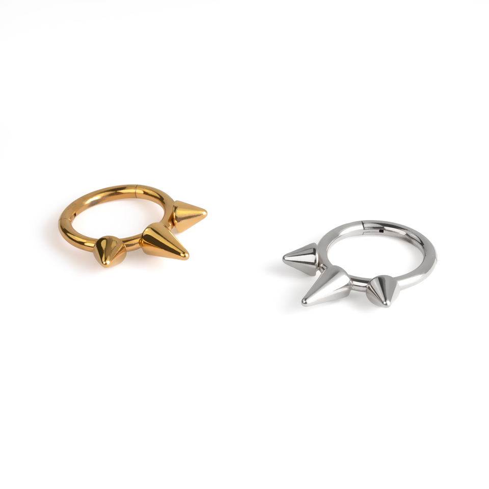 Hinged ring made of titanium with spikes