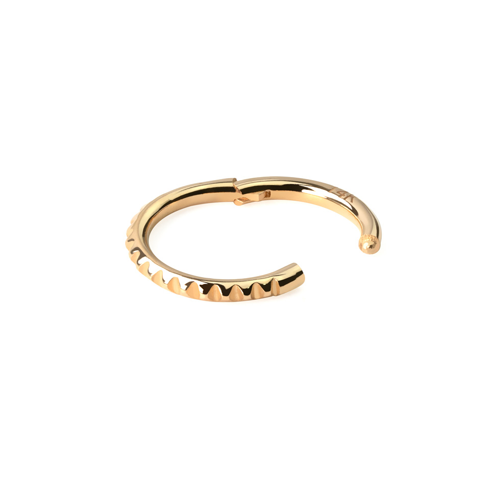 Hinged ring made of 14k gold with pyramid pattern