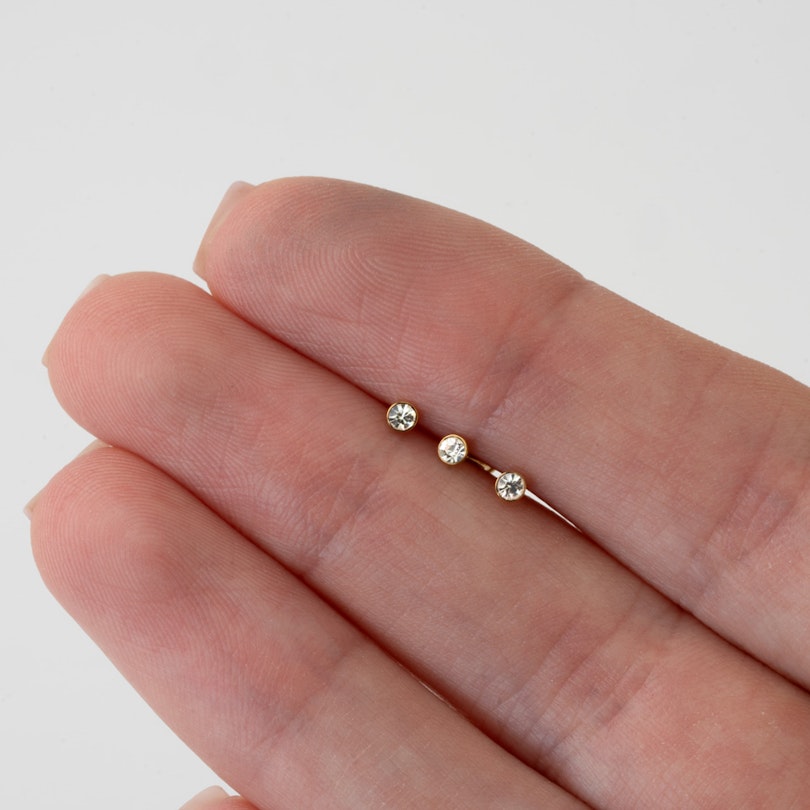 Nose stud with stone